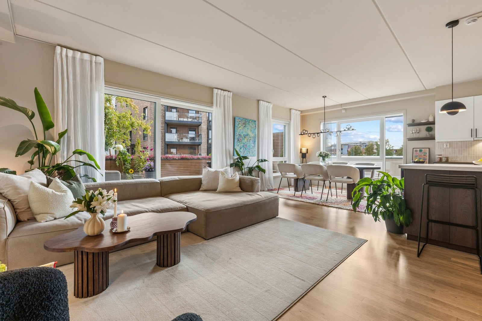 Det er god plass til både sofagruppe og et romslig spisebord. Galleribilde
