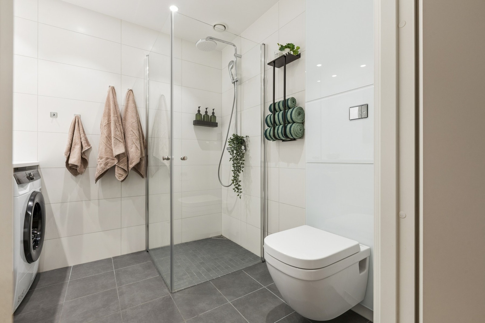 Det er i tillegg praktisk opplegg og plass til både vaskemaskin og tørketrommel. Galleribilde
