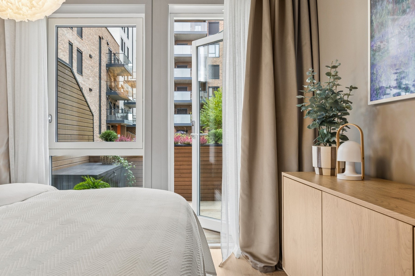 Fra rommet er det direkte utgang til en egen, skjermet terrasse. Galleribilde