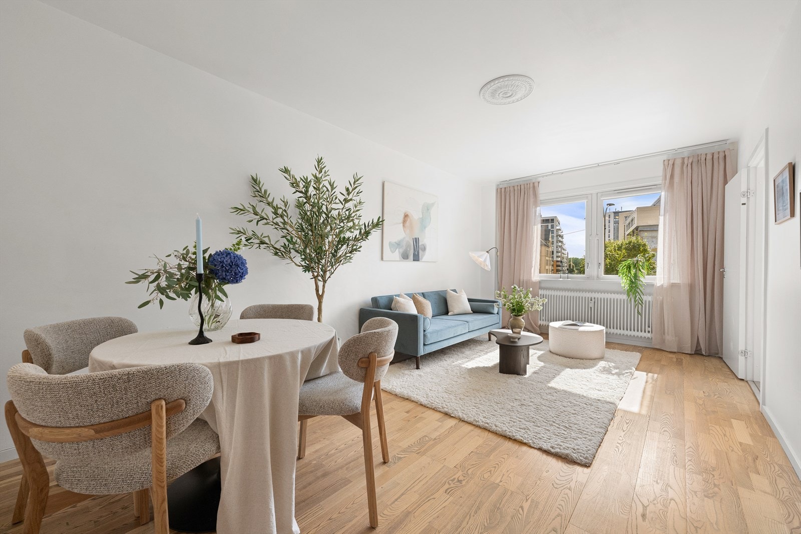 Lys og luftig stue med god plass til både sofagruppe og spisebord Galleribilde