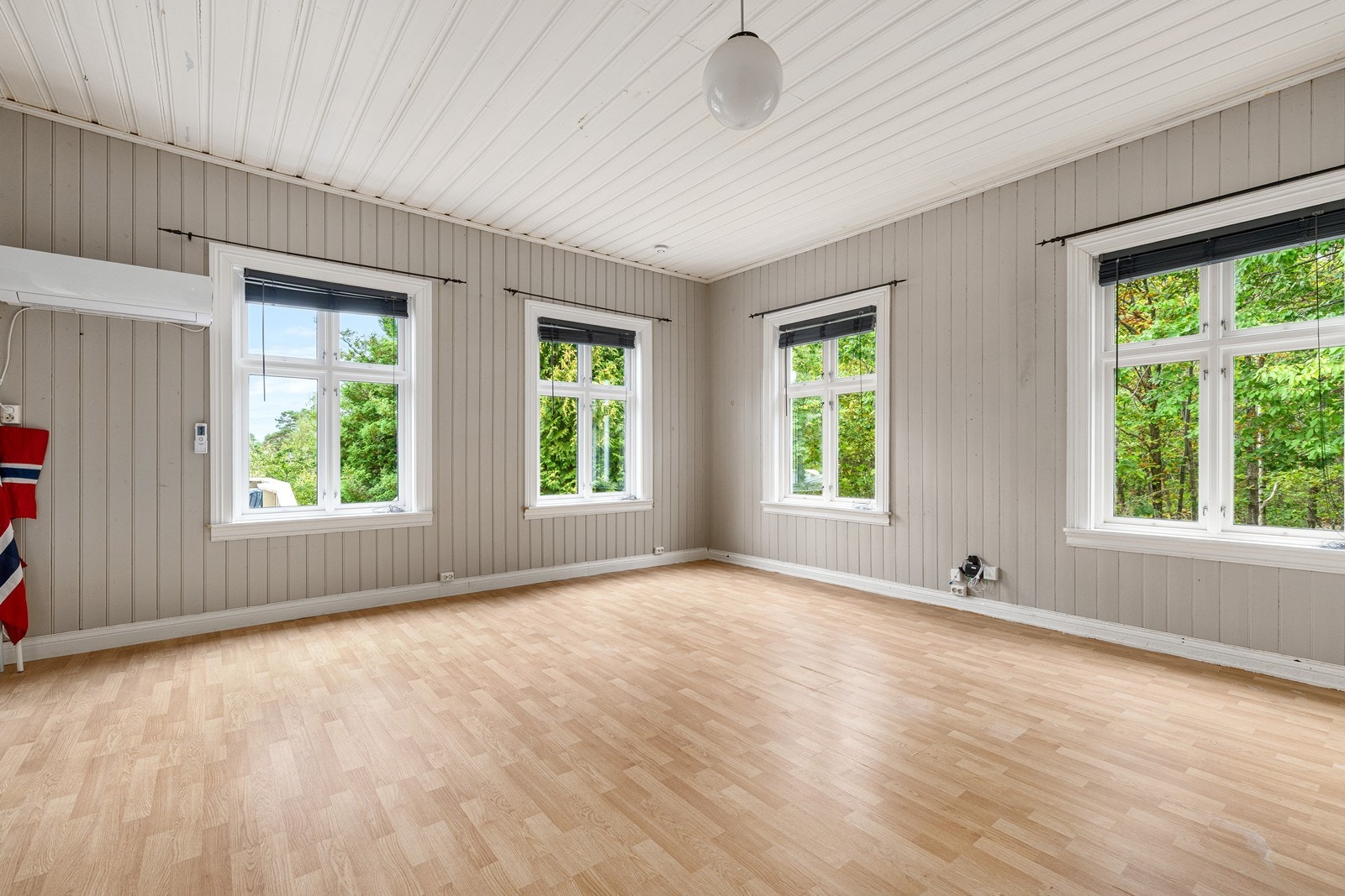 I boligen er det høyt under taket i 1.etg. Galleribilde