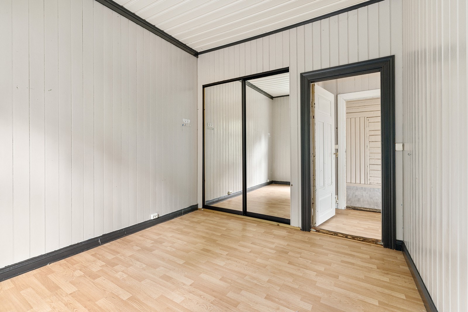 Soverom med skyvedørsgarderobe Galleribilde
