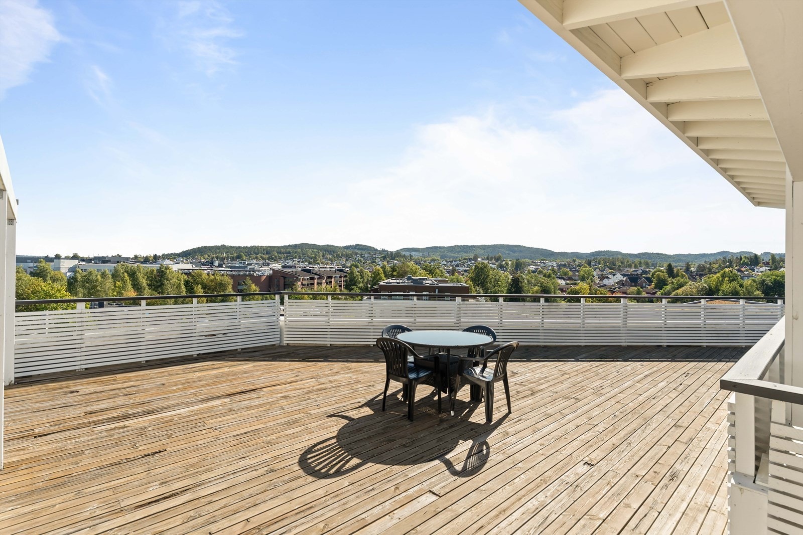 Sameiet har en stor og solrik felles takterrasse med god plass til flere sittegrupper. Galleribilde