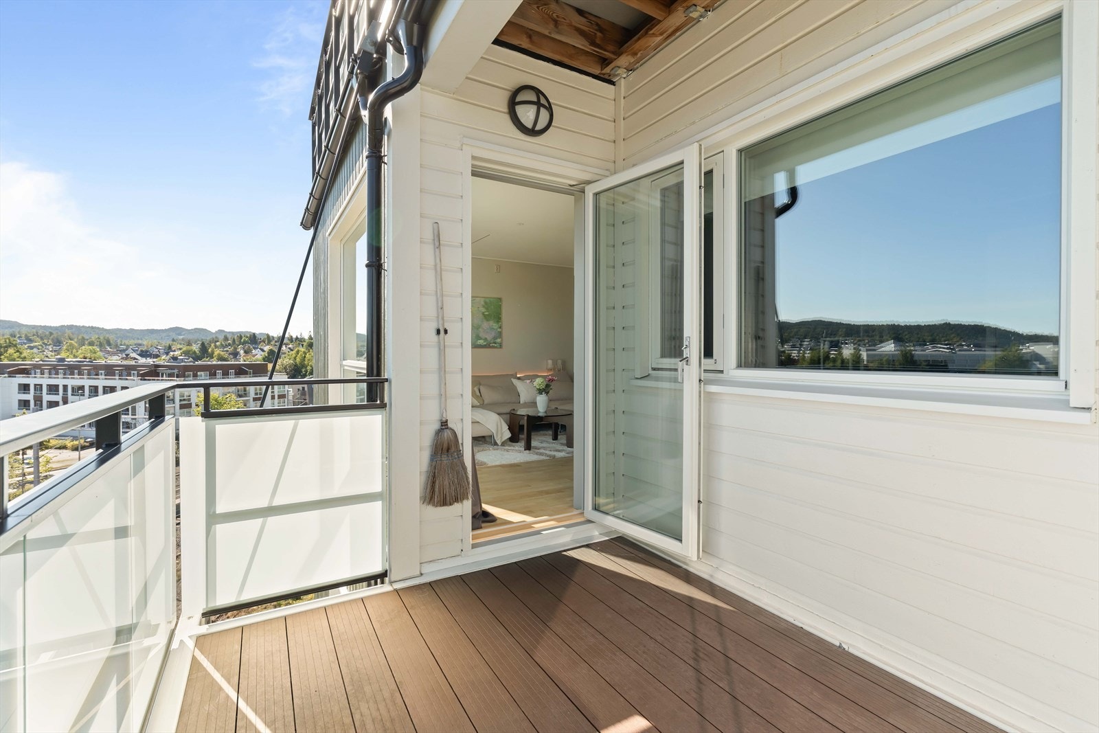 Balkongen på ca. 6 m² byr på plass til ønsket utemøblement. Galleribilde