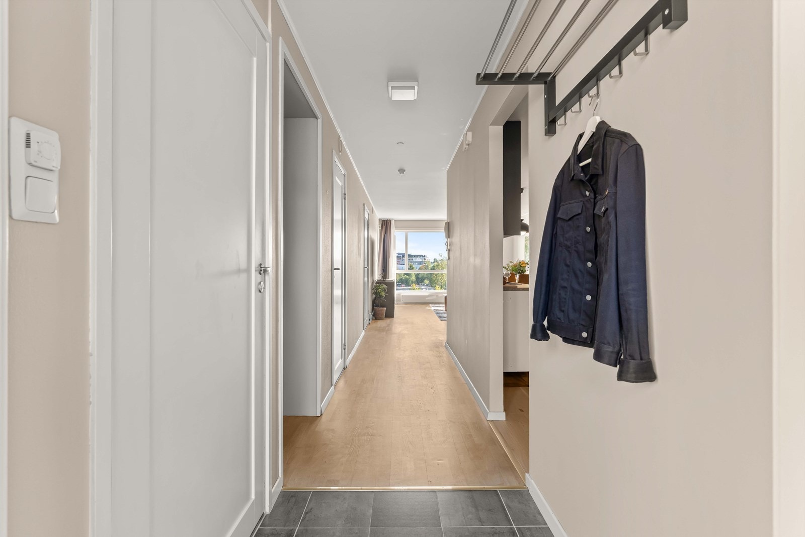 Entréen leder videre inn i boligen og gir en fin forbindelse mellom de ulike rommene. Galleribilde