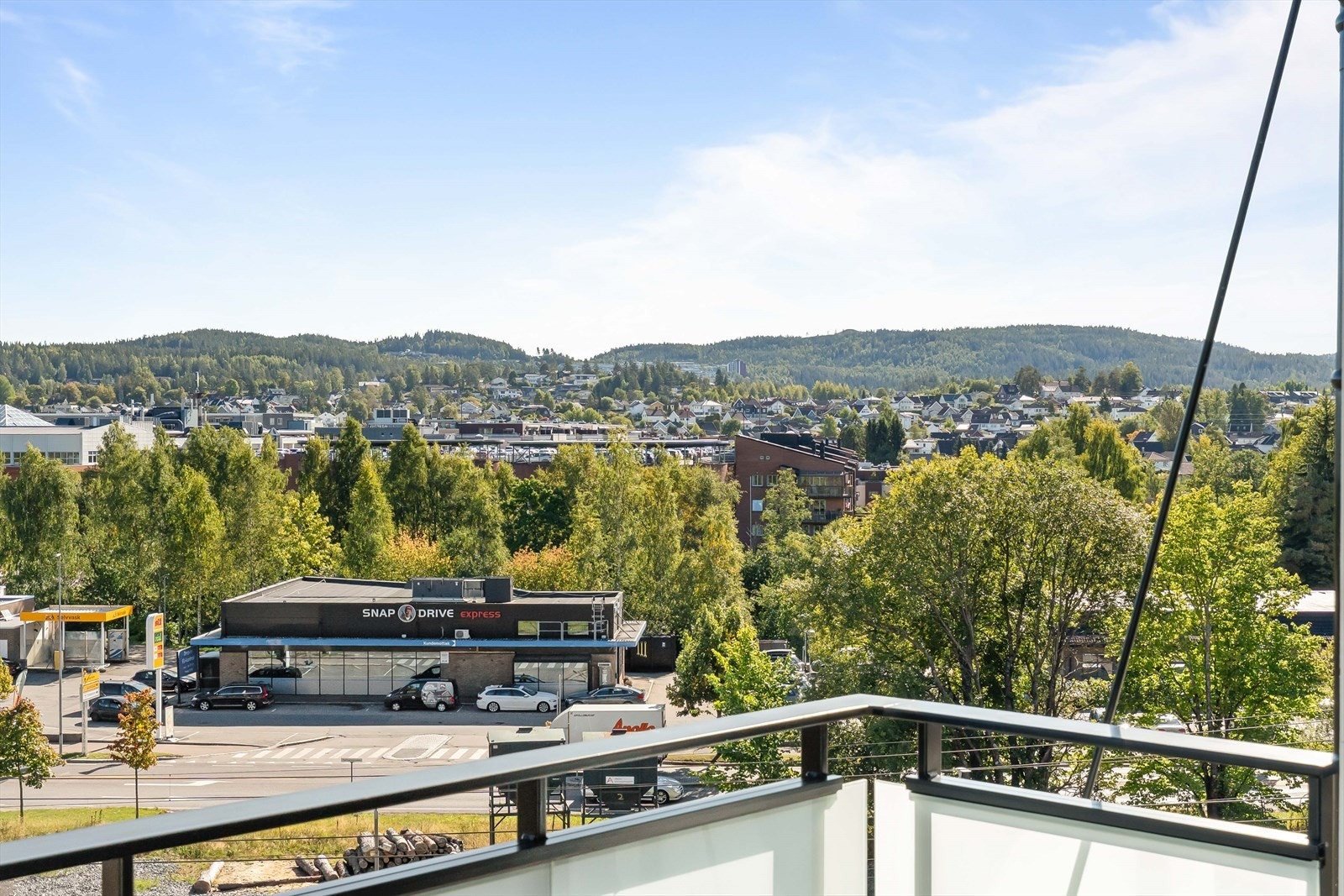Den høye beliggenheten gir flott utsyn mot omkringliggende boligområder og åslandskap. Galleribilde