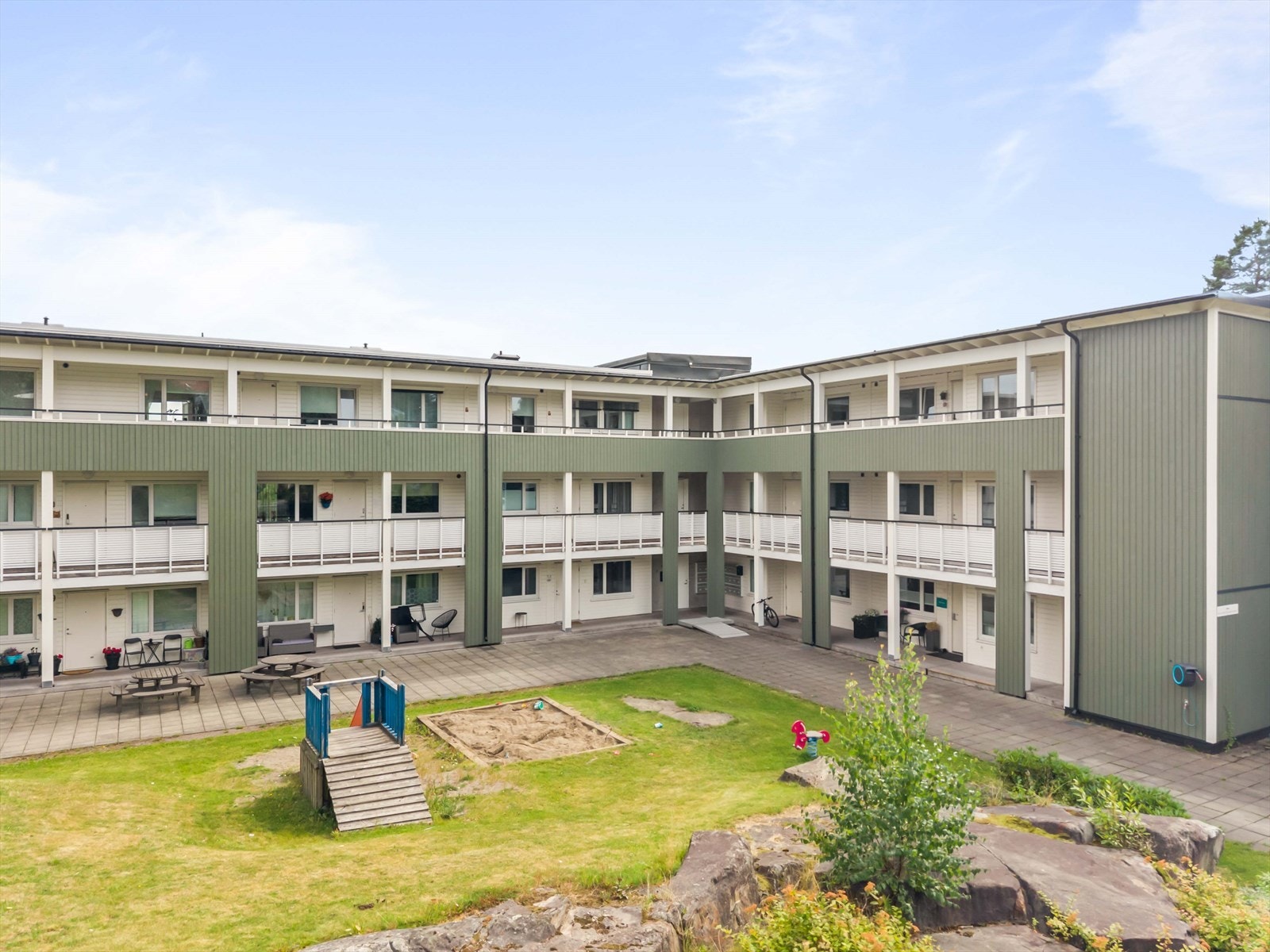 Hyggelig fellesområde med grøntarealer og lekeplass - et fint samlingspunkt for beboerne. Galleribilde