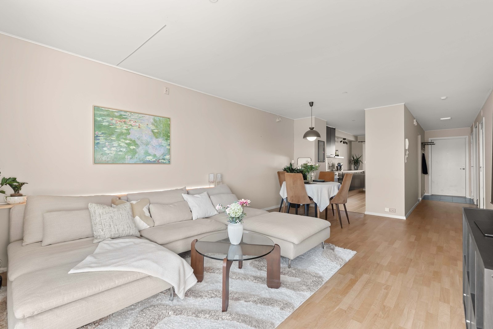 Den åpne løsningen gir fine siktlinjer og en god sammenheng mellom boligens oppholdsarealer. Galleribilde