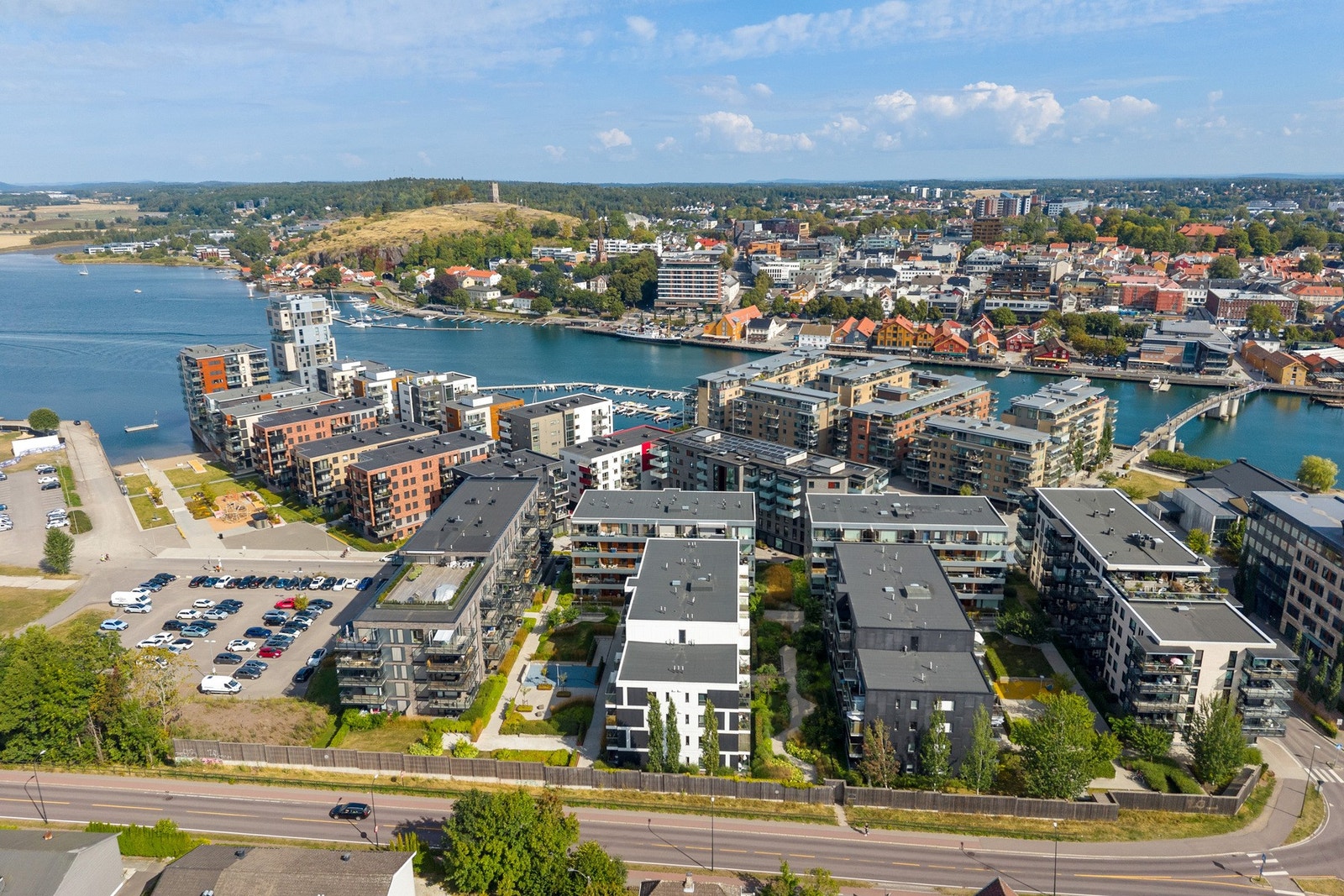 Her kan du vandre langs bryggekanten, nyte utsikten mot fjorden og Slottsfjellet, eller stikke innom en urban kafé. Galleribilde