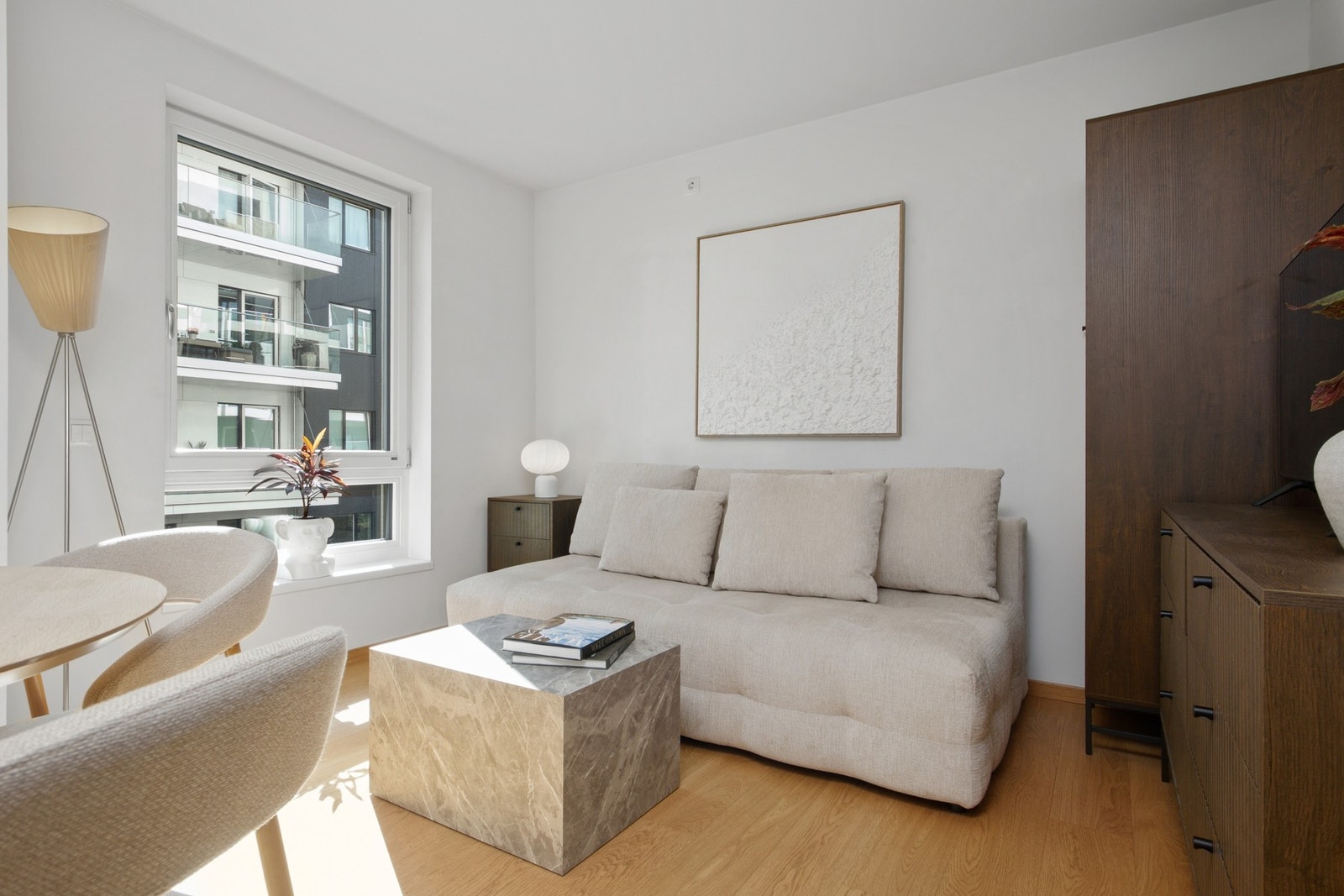 Dagslyset som strømmer inn via store vinduer gjenspeiles fint i de hvitmalte overflatene, og allrommet har gyllent, enstavs parkett på gulv med vannbåren gulvvarme. Galleribilde