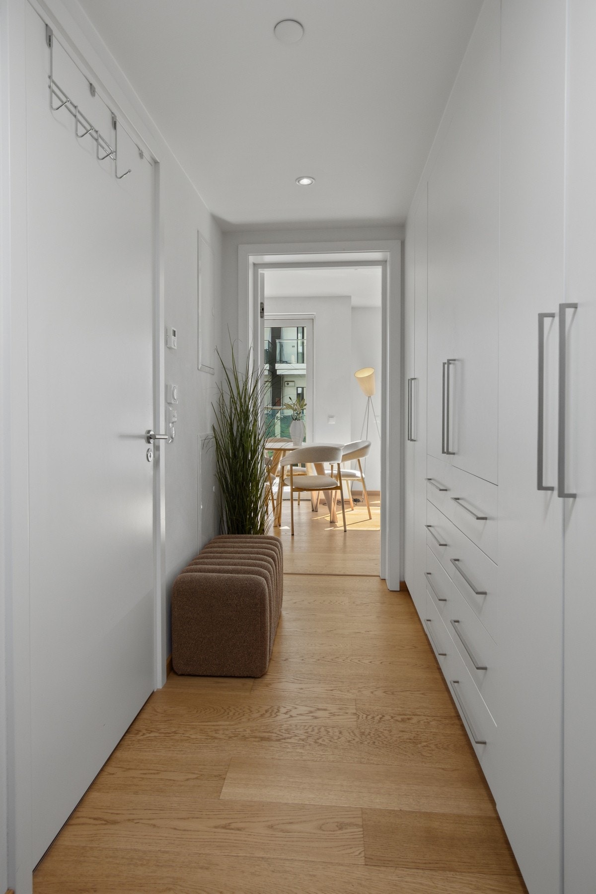 Vel inne blir vi ønsket velkommen i en pen entré med hvitmalte vegger, downlights i himlingen og gyllen parkett på gulv med vannbåren gulvvarme. Galleribilde