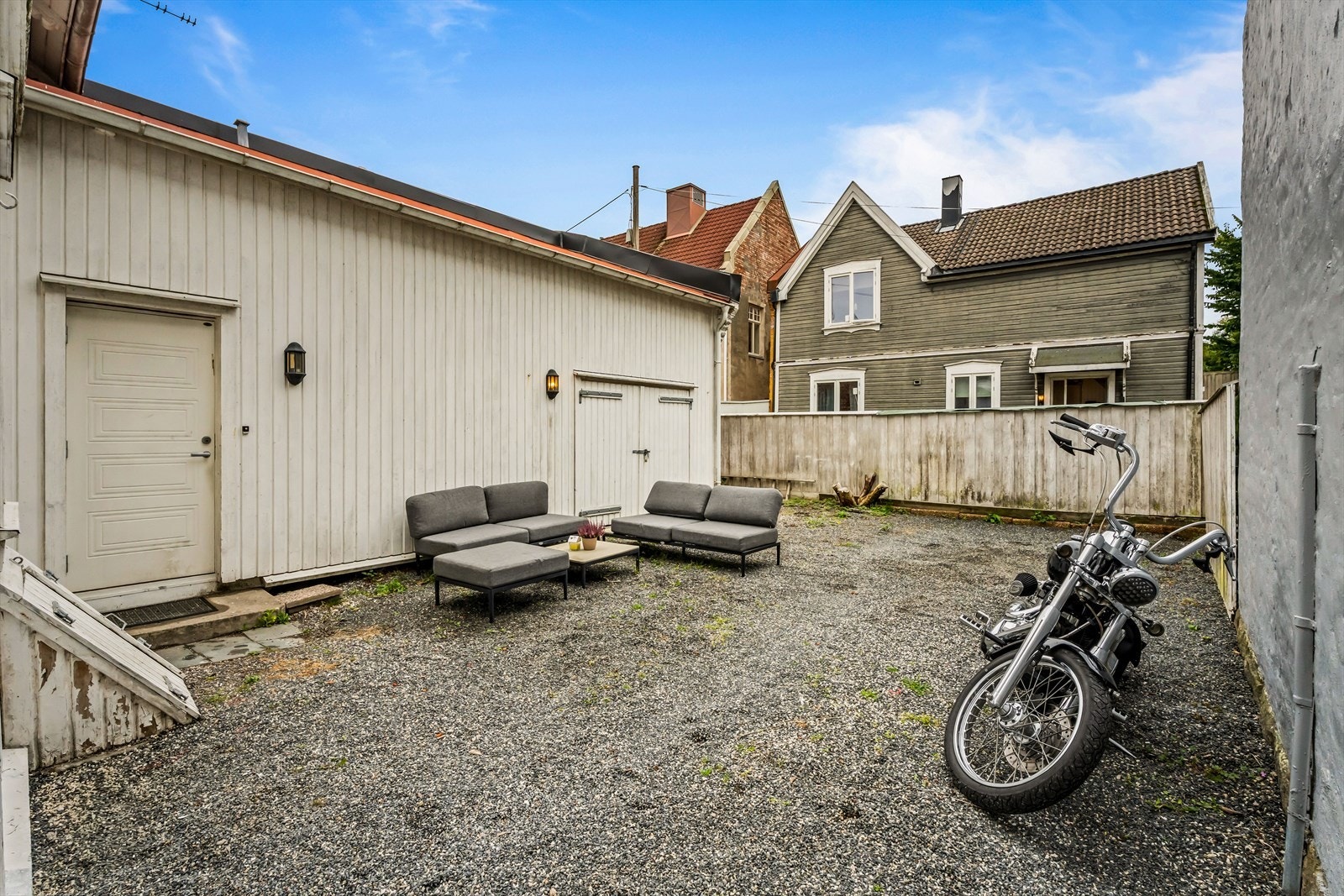 Gårdsplassen har tilknytning til boligens garasje og bodareal. Galleribilde
