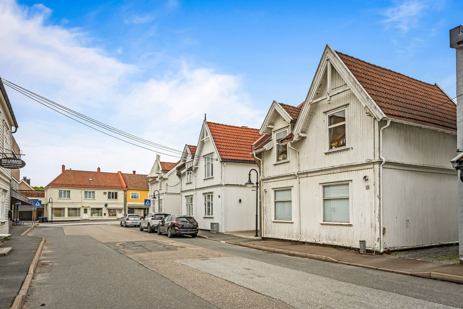 Beliggenhet kombinerer nærhet til byliv og flotte rekreasjonsmuligheter - perfekt for deg som ønsker en enkel og bekvem hverdag. Galleribilde