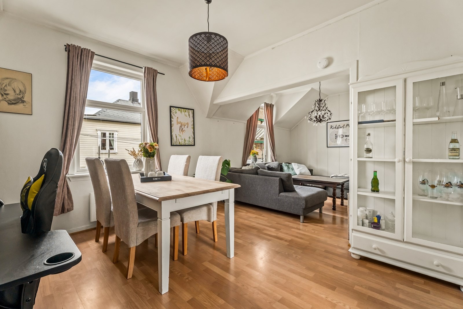 Rom i andre etasje innredet som spisestue med åpen overgang videre inn til stuen. Galleribilde