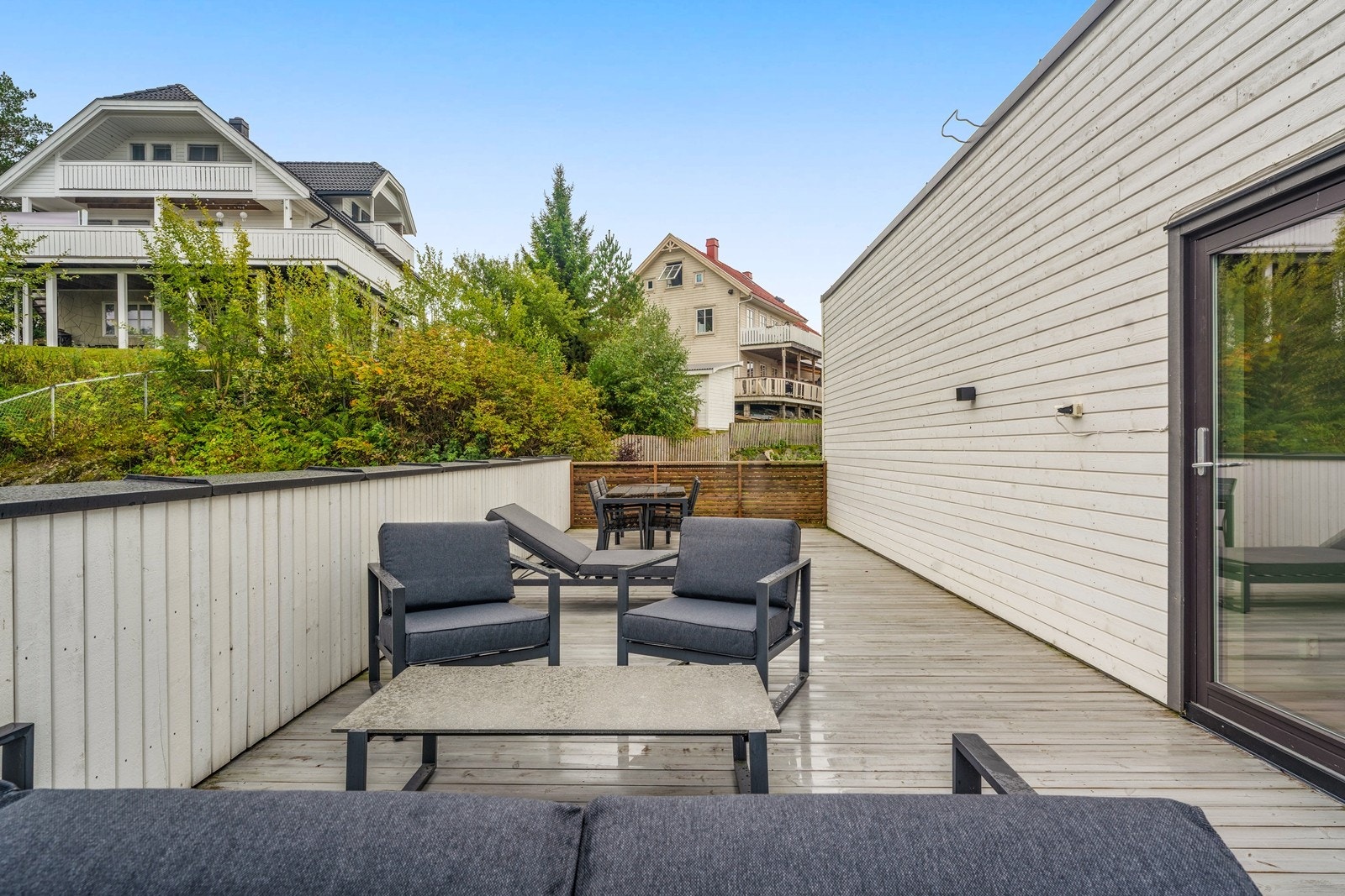 Uteplassen over carporten gir en usjenert og skjermet ramme for utelivet. Galleribilde