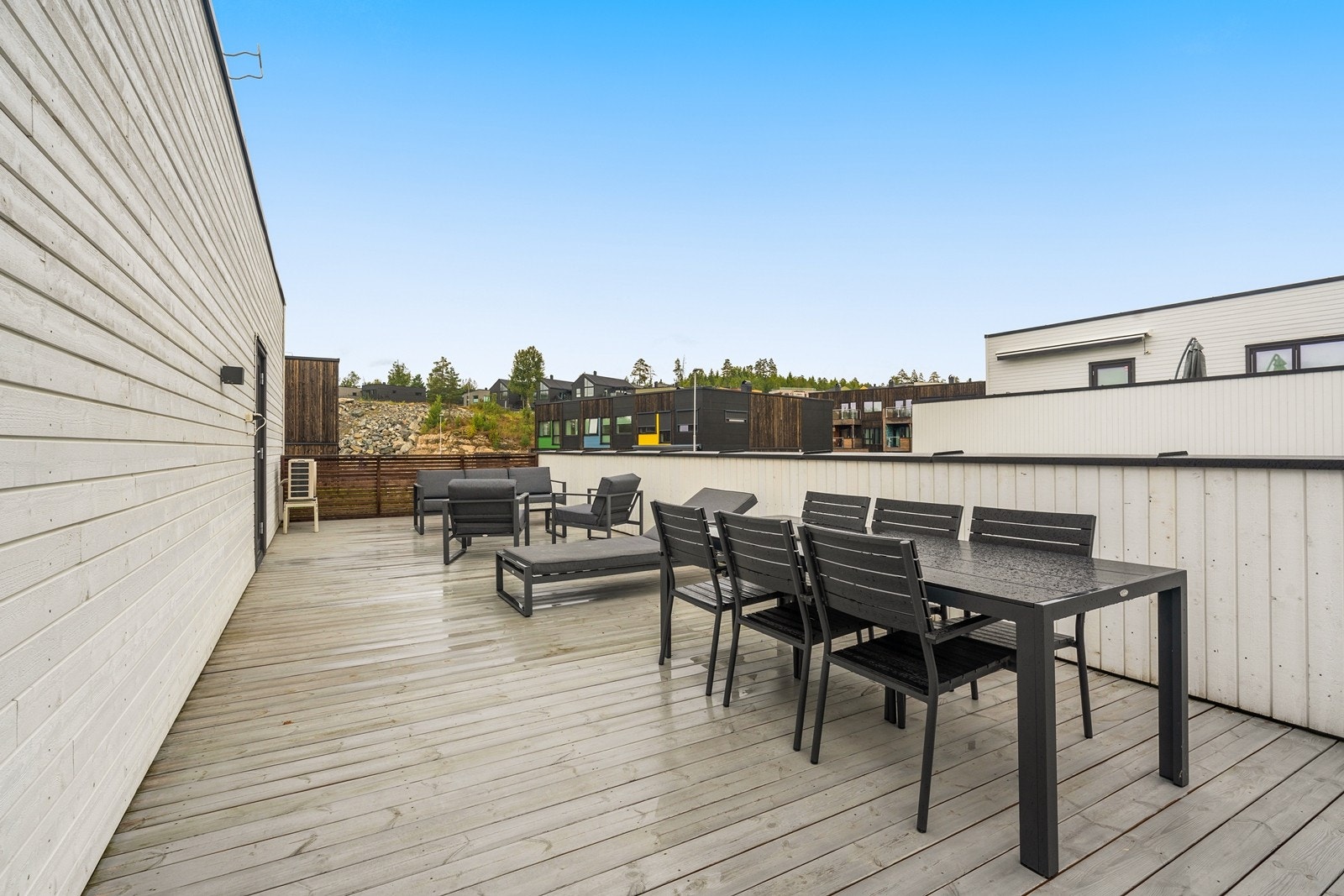 Rikelig med plass til langbord og sosiale sammenkomster gjennom sommermånedene. Galleribilde