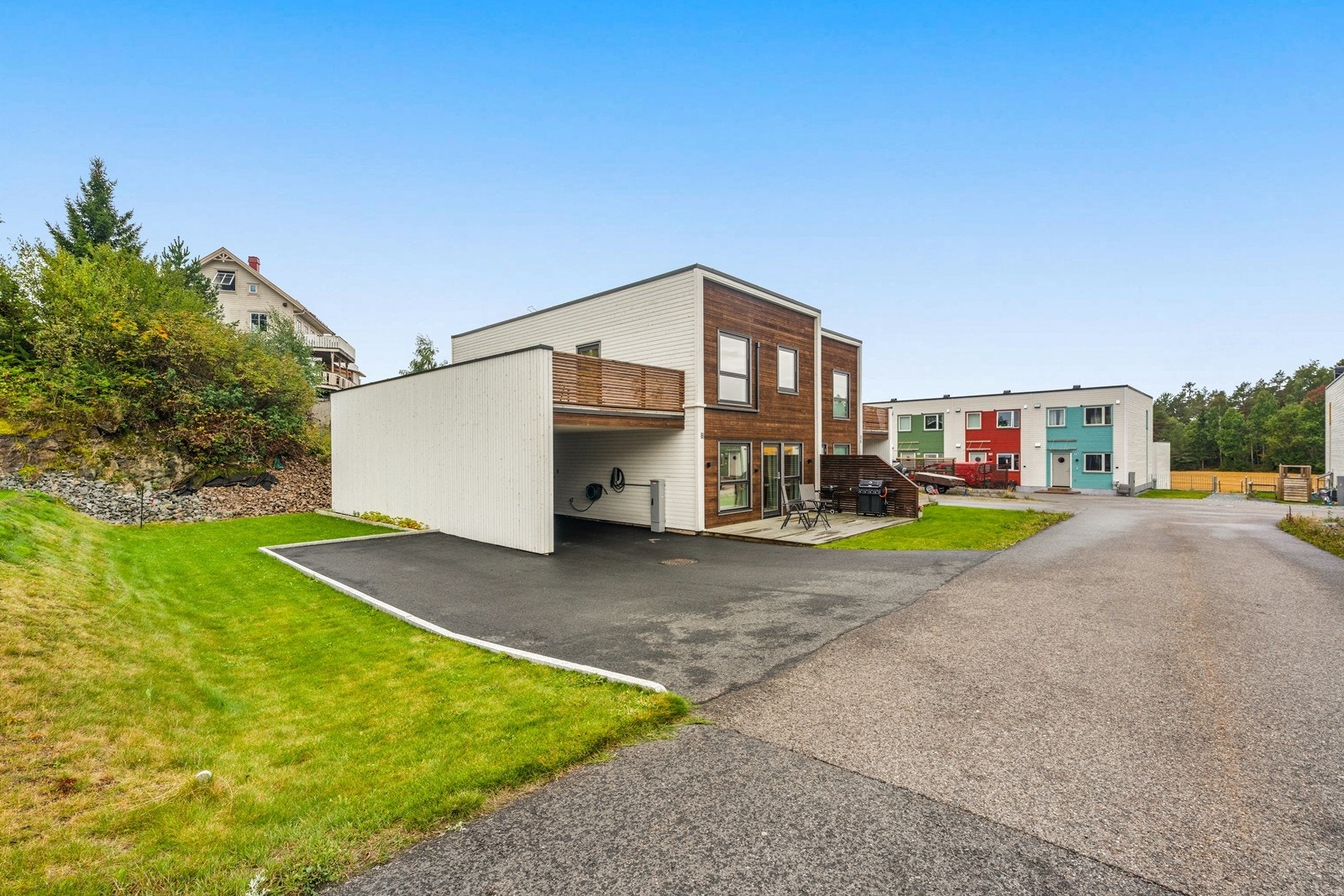 Vertikaldelt tomannsbolig fra 2020 med integrert carport, elbillader og to store terrasser. Galleribilde