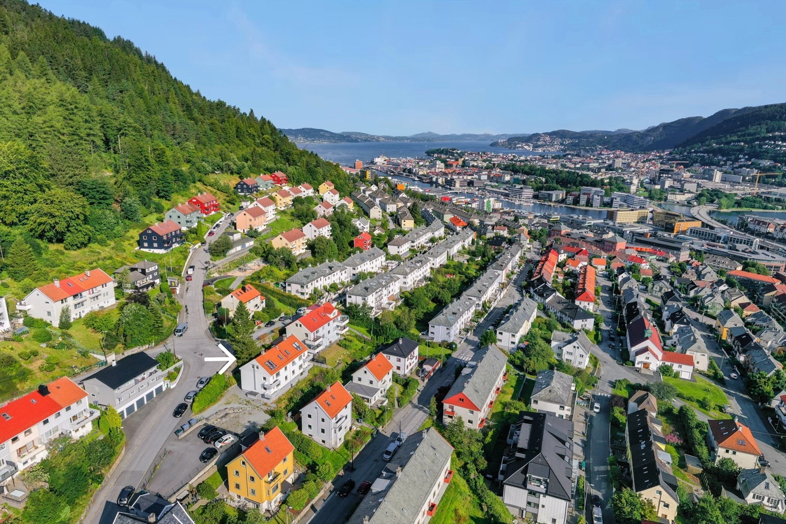 Eiendommen ligger i et etablert boligområde med kort vei til turstiene på Løvstakken og bussforbindelse til sentrum. Galleribilde