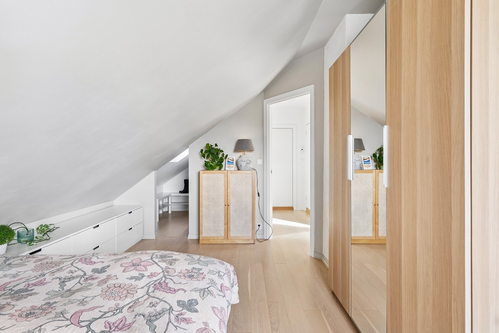 Fra soverommet er det direkte adkomst til en innvendig bod med skråtakvindu. Galleribilde