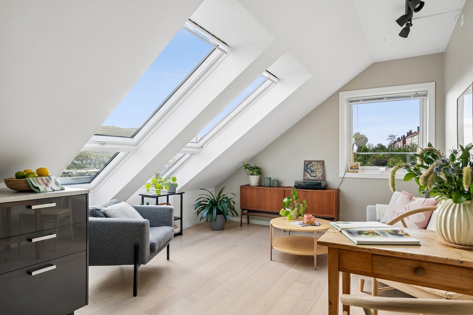 Skråtakvinduer fra Velux montert rundt 2021/2022 gir rikelig med dagslys i oppholdsrommet. Galleribilde