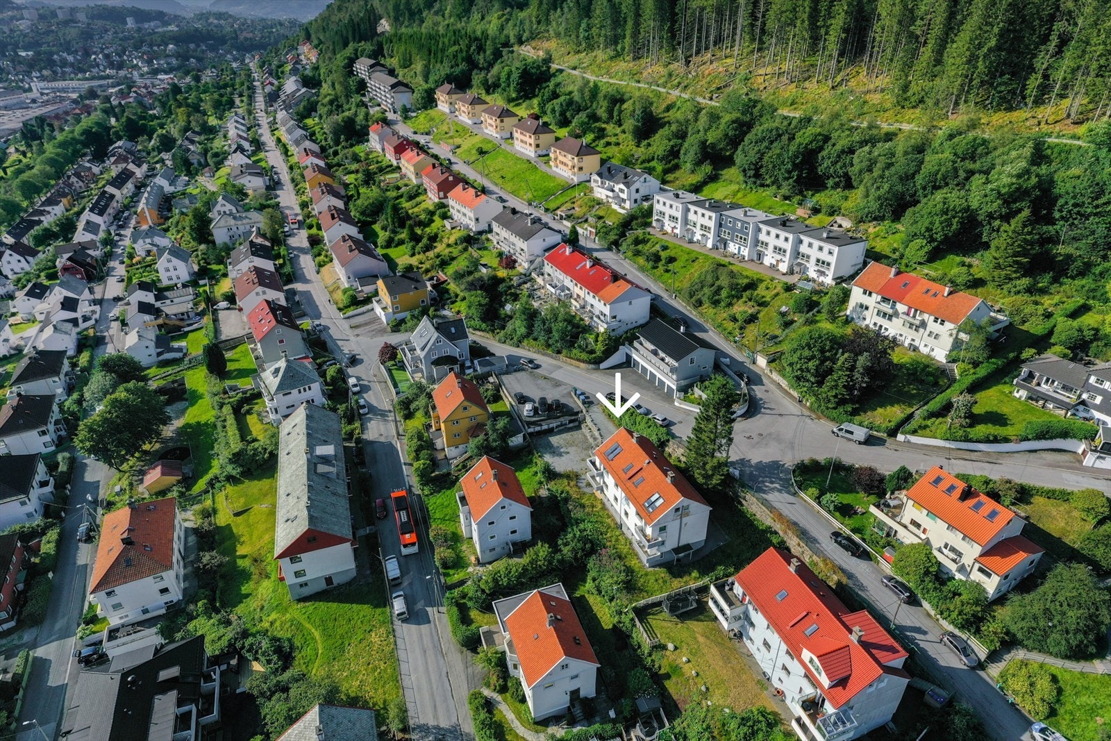 Boligbygget i AS Løvstakkbygg har felles tomt med opparbeidet parkeringsanlegg og utvendige boder. Galleribilde