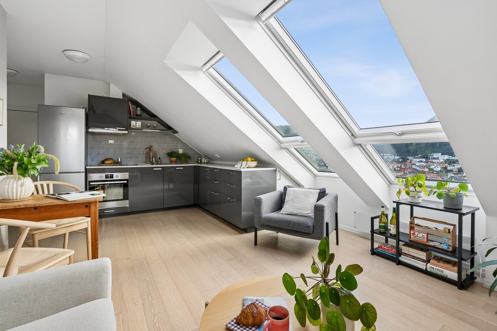 Velkommen til Blekenberg 58! En svært lekker toppleilighet med nær beliggenhet til sentrum, BI og HVL. Galleribilde