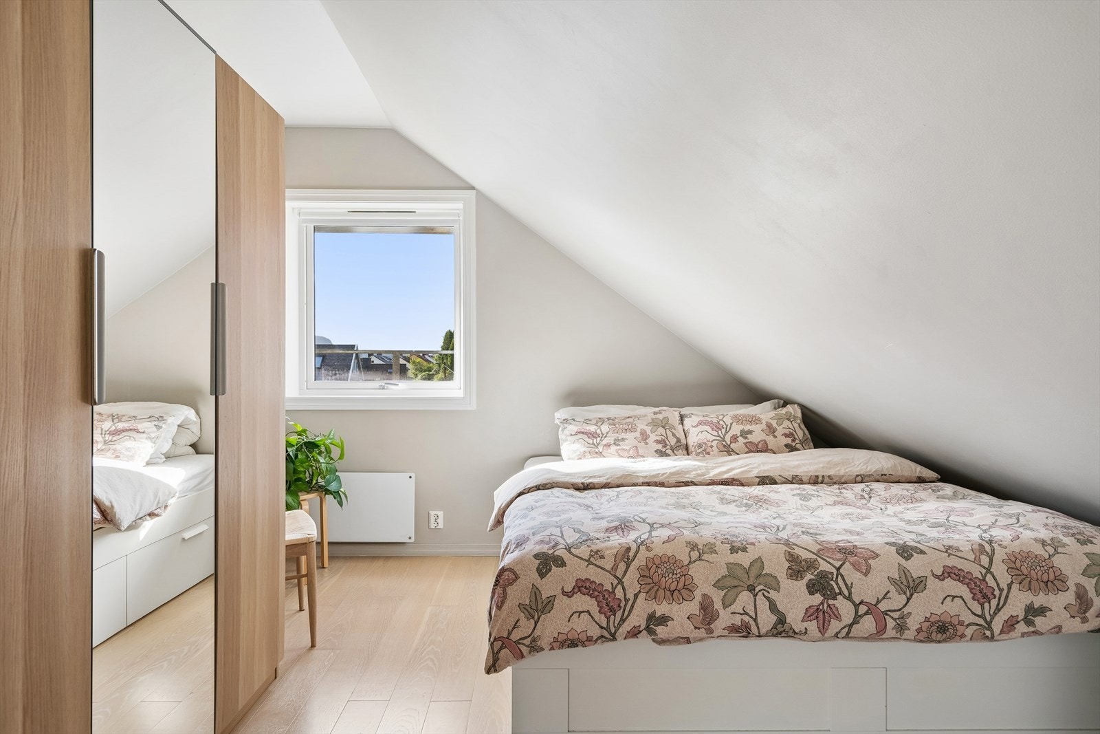 Soverommet har parkett på gulv, vindu og plass til dobbeltseng og garderobeskap. Galleribilde