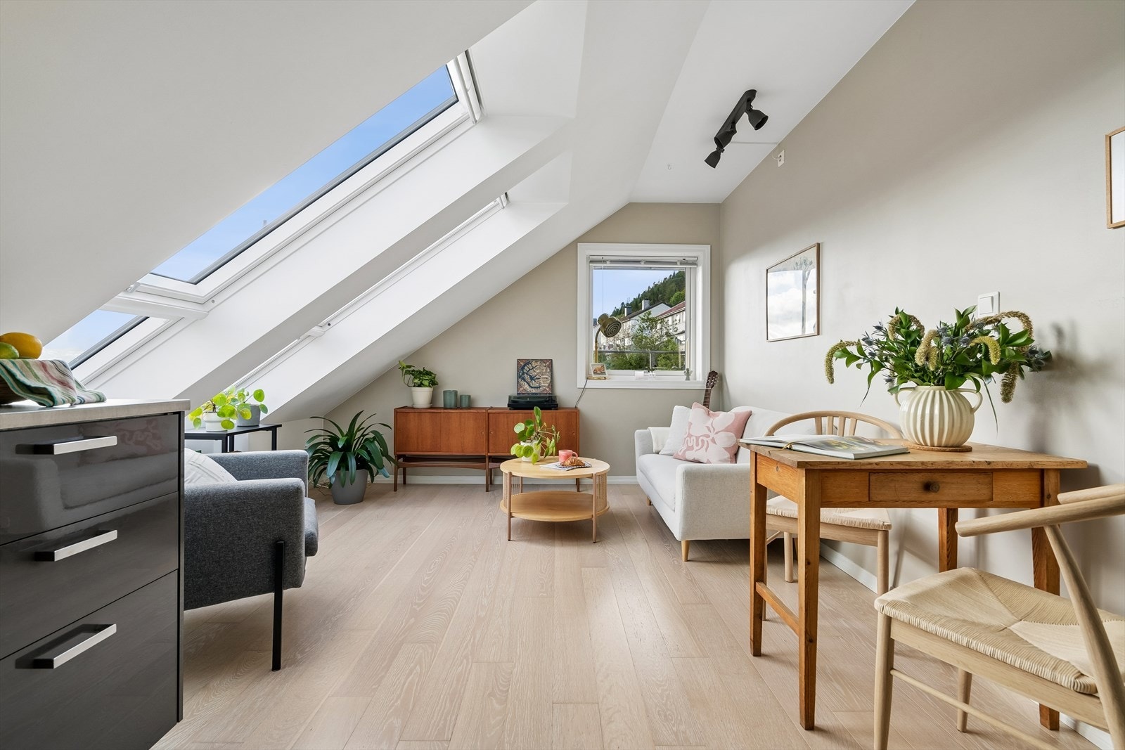 Stuen har malte flater, parkett på gulv og plass til sofagruppe. Galleribilde