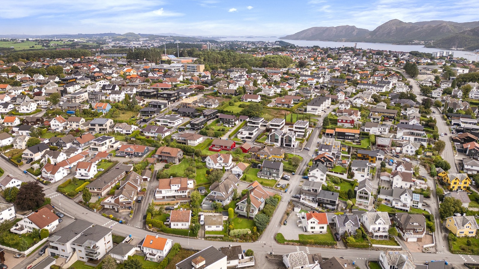 Rolig boligområde med sentral beliggenhet og nærhet til handel, service og kollektivtransport. Galleribilde