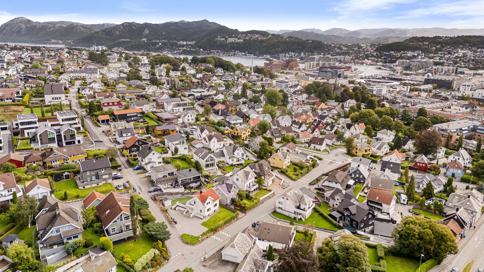 Boligen ligger i et rolig og veletablert boligområde, med kort vei til Sandnes sentrum og Sandvedparken, som byr på fine tur- og rekreasjonsmuligheter. Galleribilde