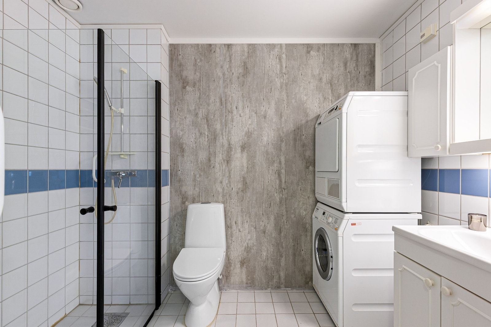 Flislagt bad med gulvvarme og opplegg for vaskemaskin og tørketrommel. Badet er gitt TG 3 som en helhetsvurdering. Galleribilde