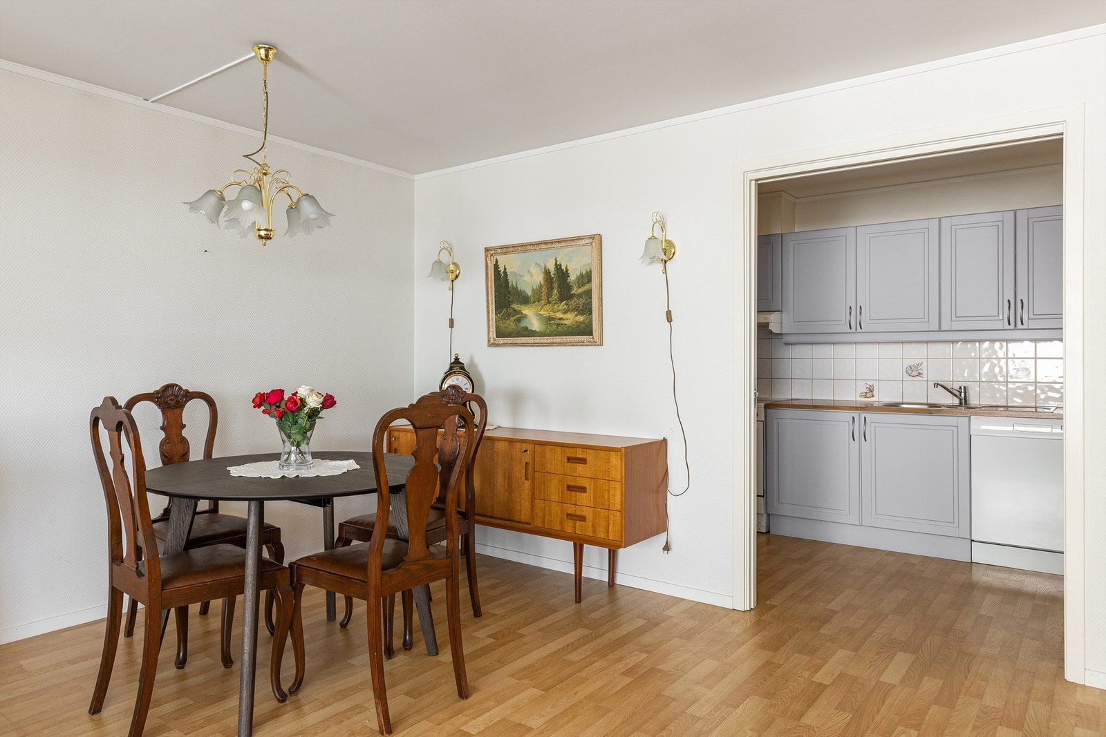 God plass til stort spisebord for hyggelige måltider i stuen. Galleribilde