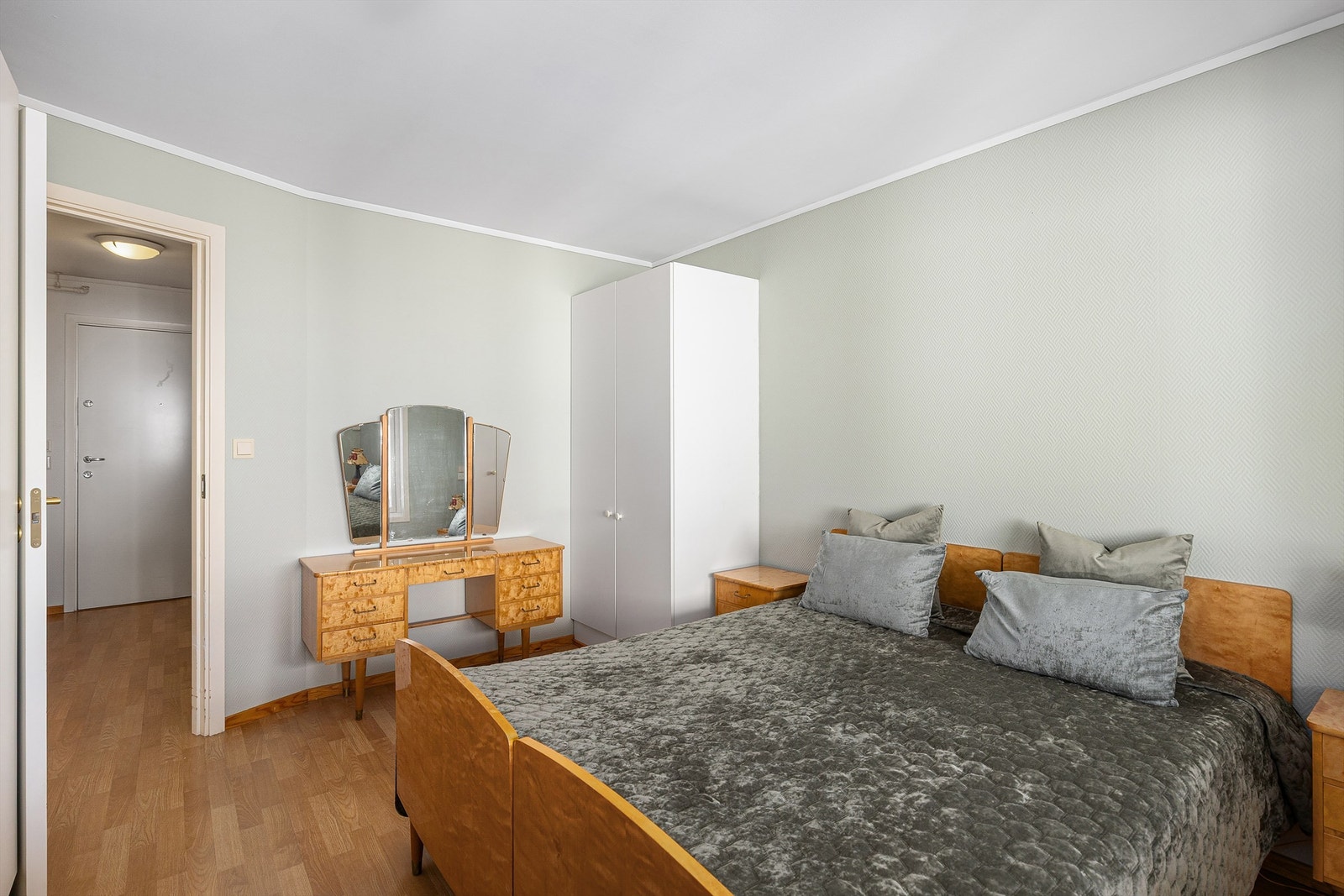 Soverommet har god plass til dobbeltseng, nattbord og kommode. Galleribilde