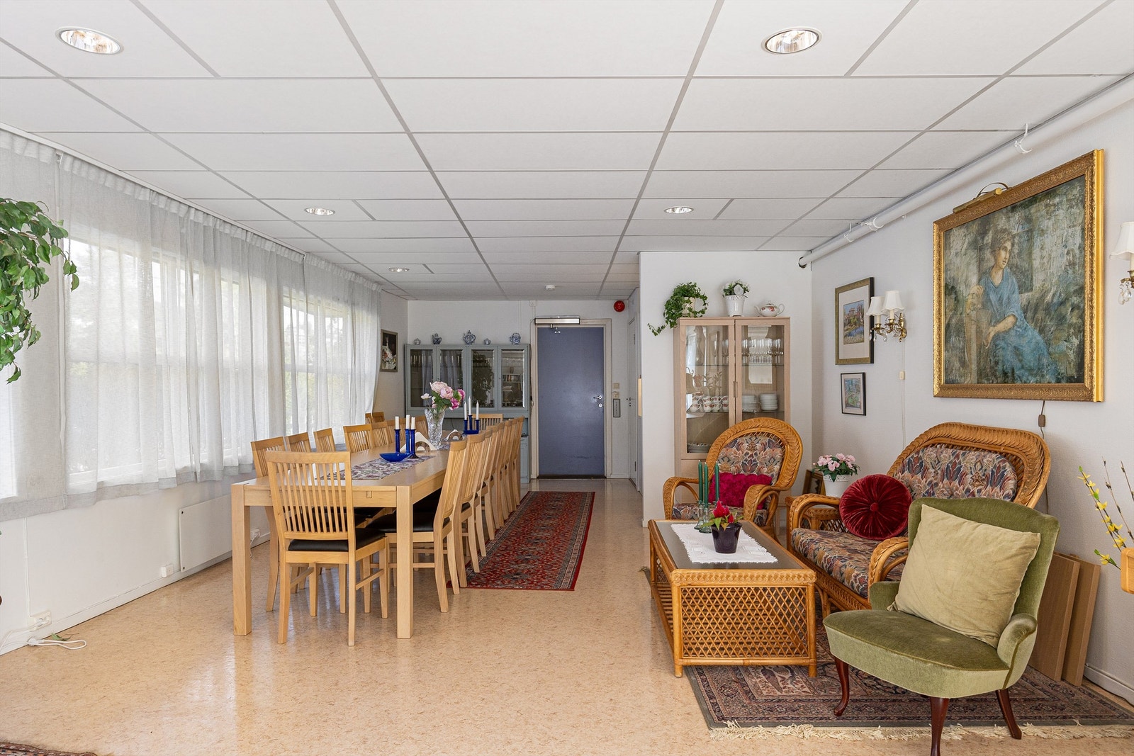 Sameiets felles storstue er innredet med langbord og sittegrupper til sosiale lag. Galleribilde