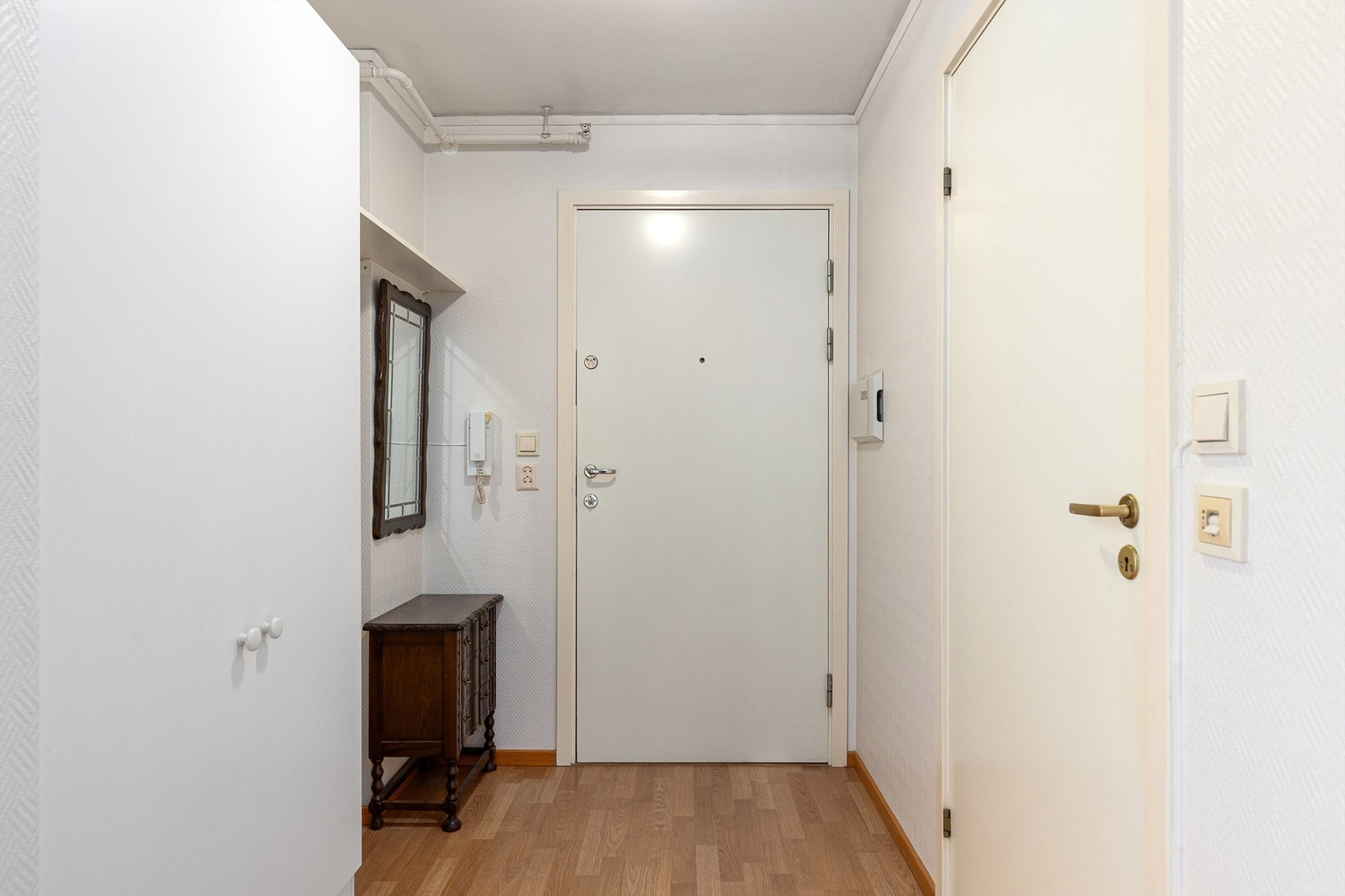 Romslig entré med plass til oppheng av yttertøy og sko. Galleribilde