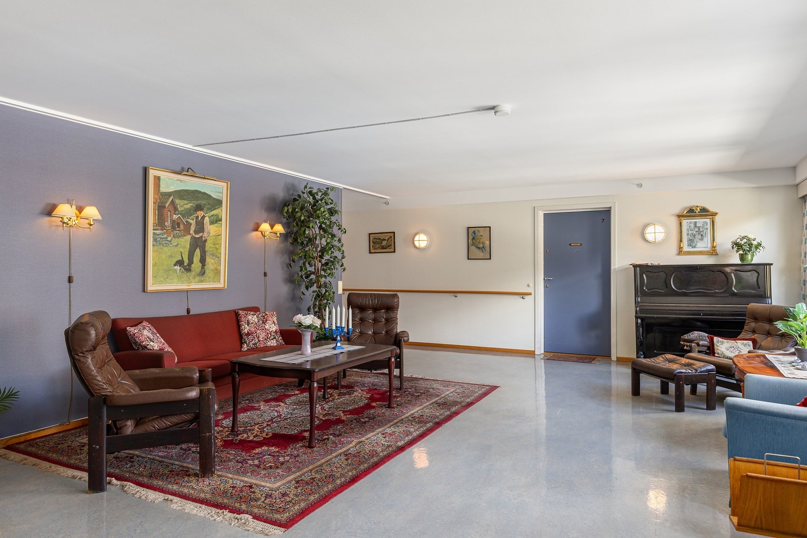 Sameiets felles oppholdsstue med sittegruppe og piano. Galleribilde