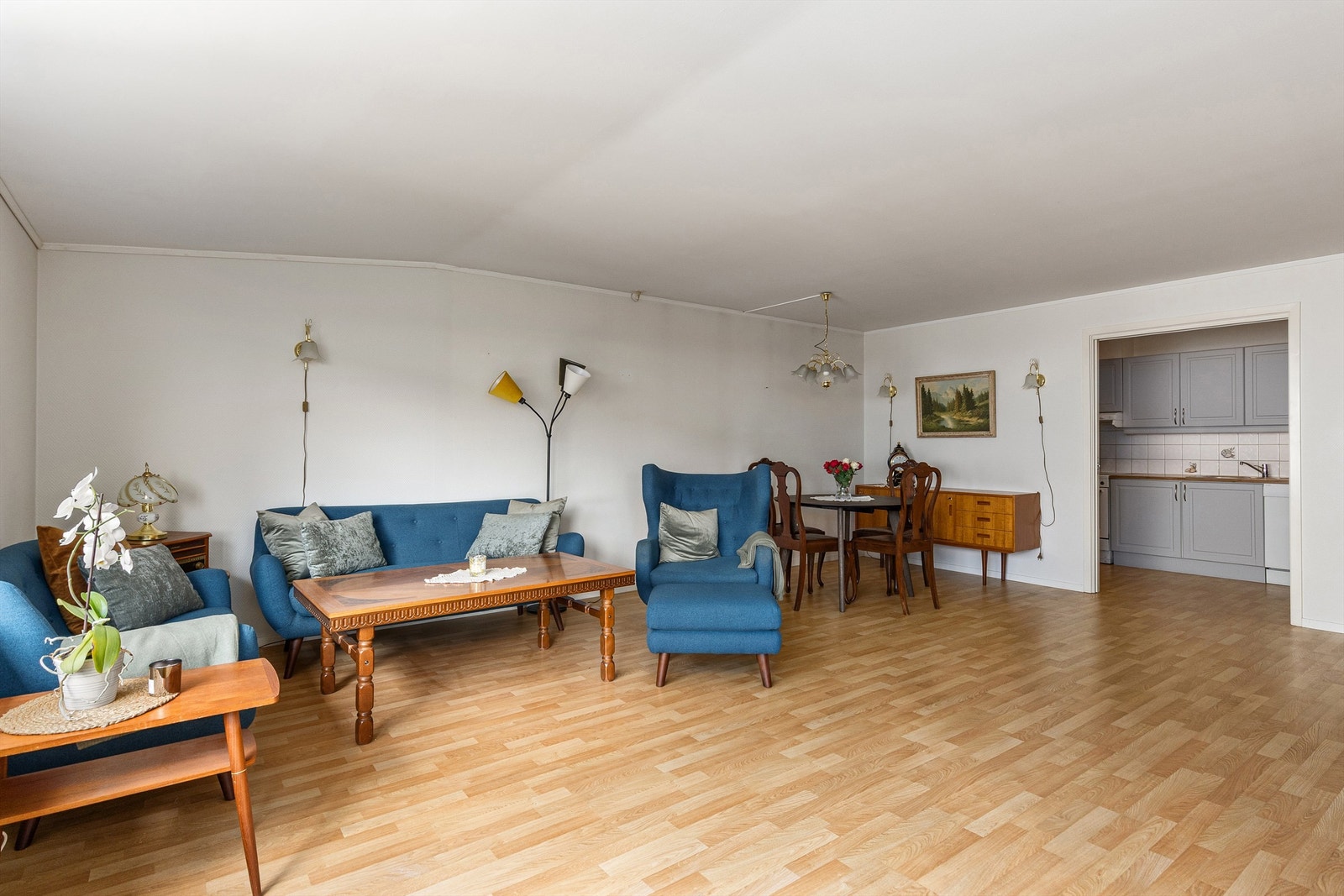 Stuen har en åpen og romslig utforming med plass til både sofagruppe og spisebord. Galleribilde