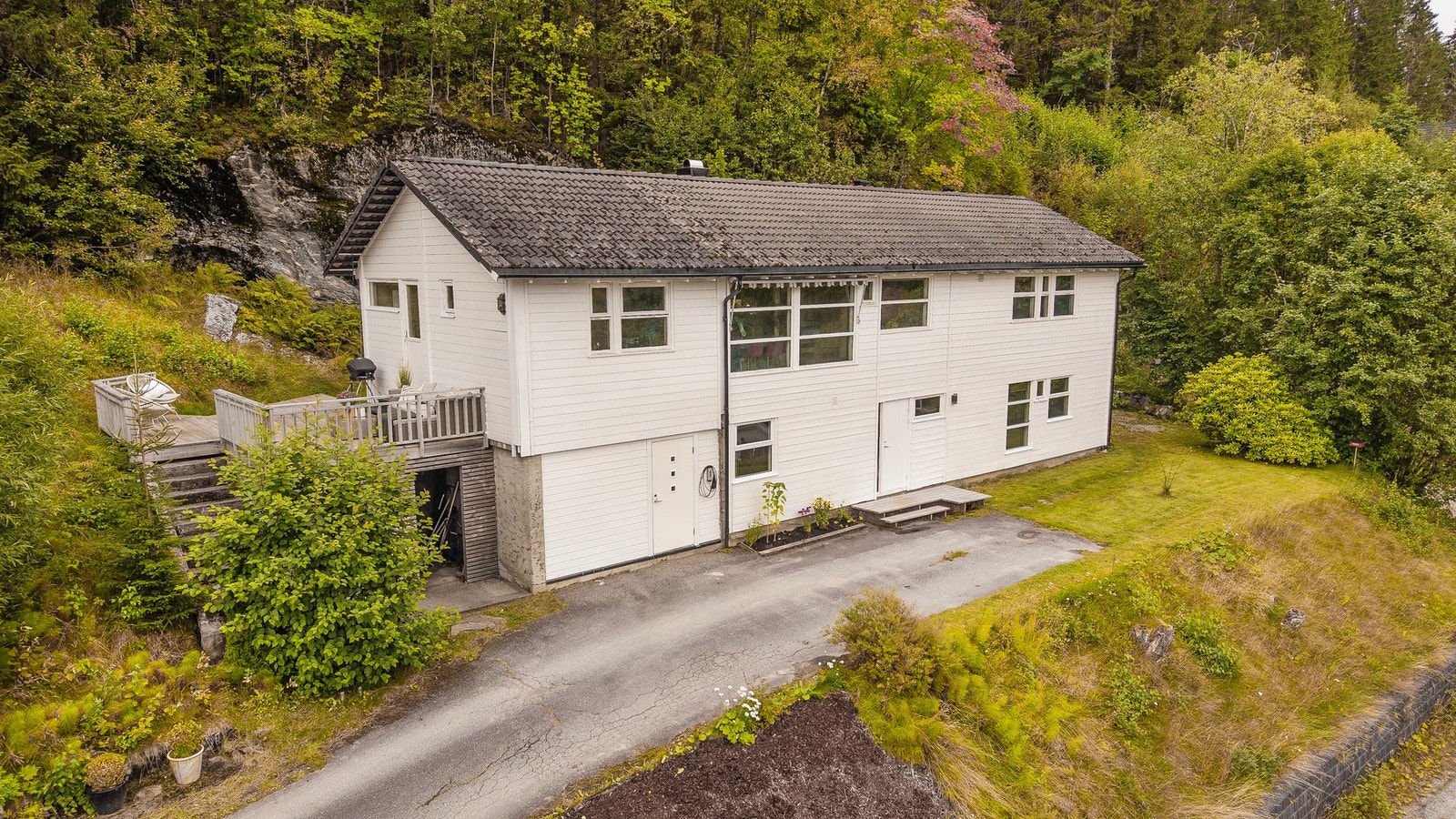 Enebolig oppført i 1979. Tilbygd i 1995 Galleribilde