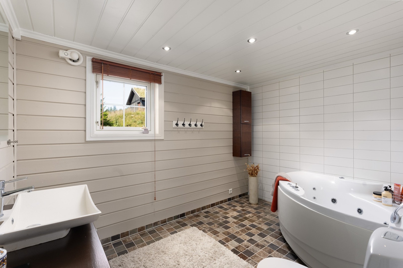 Baderom 2 med badekar Galleribilde