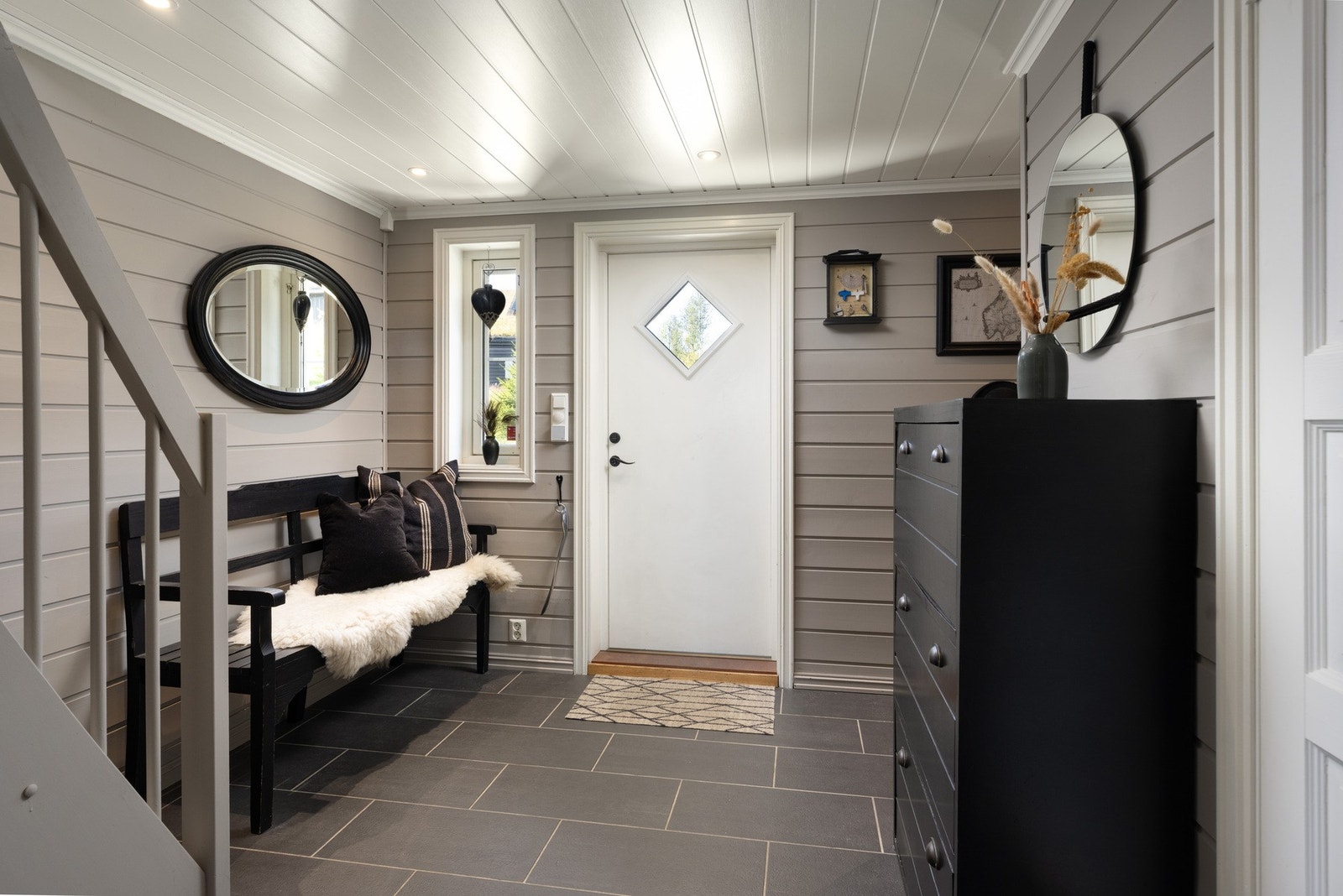 VF/entre med svært god plass. Her er det også montert trapp opp til 2. etg. Galleribilde
