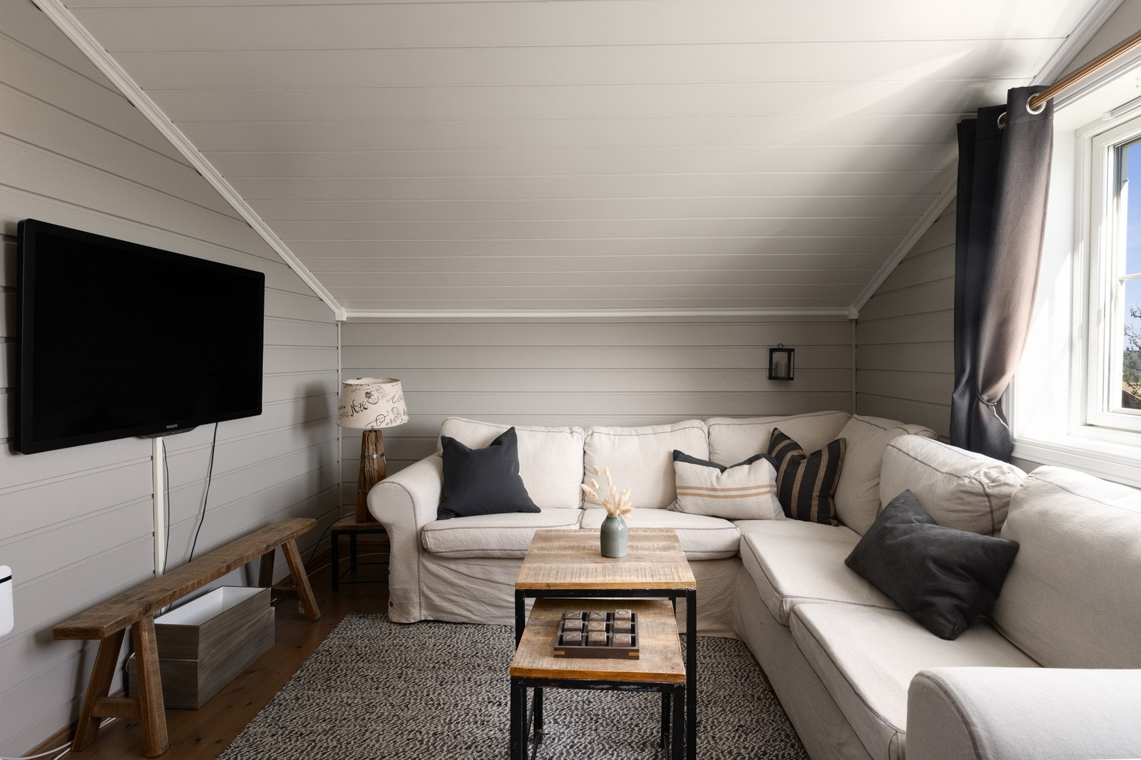 Tv-stue med god plass til sofagruppe Galleribilde