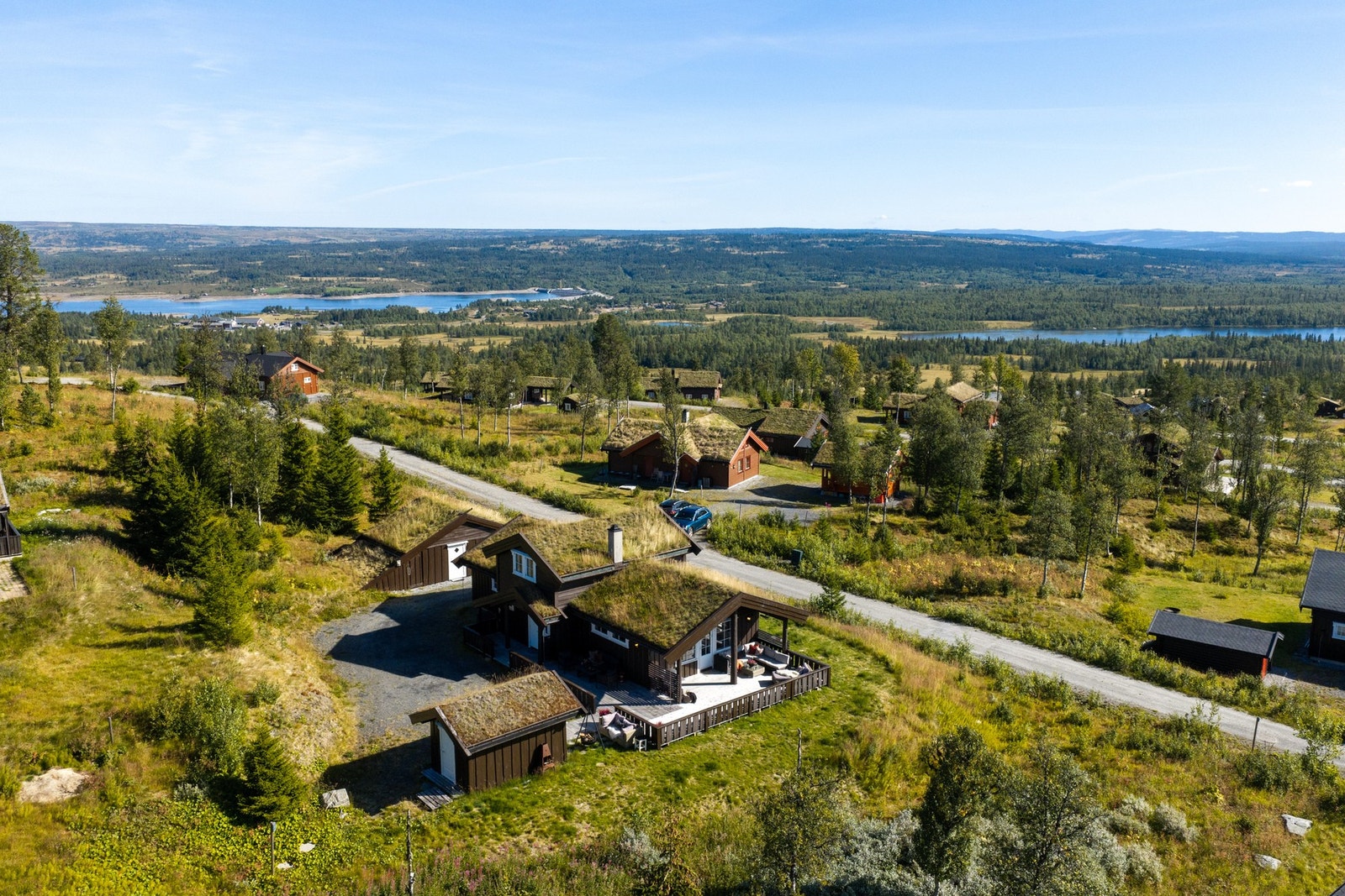 Fra hytta har man nydelig utsikt utover Tisleifjorden Galleribilde