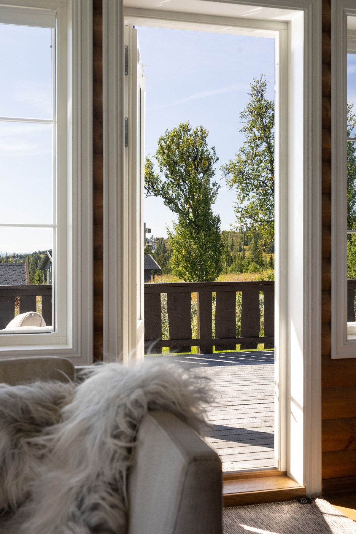 Fra stuen er det verandadør ut til terrassen Galleribilde