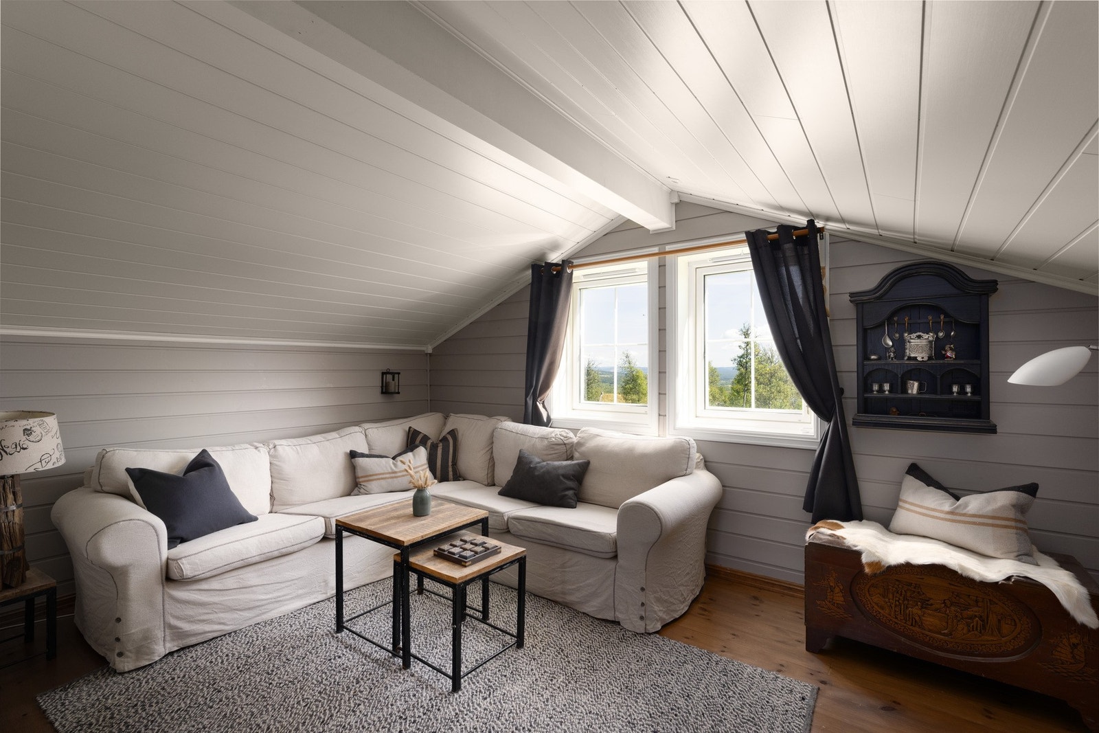 Lys og romlig loftstue i 2. etg. Galleribilde