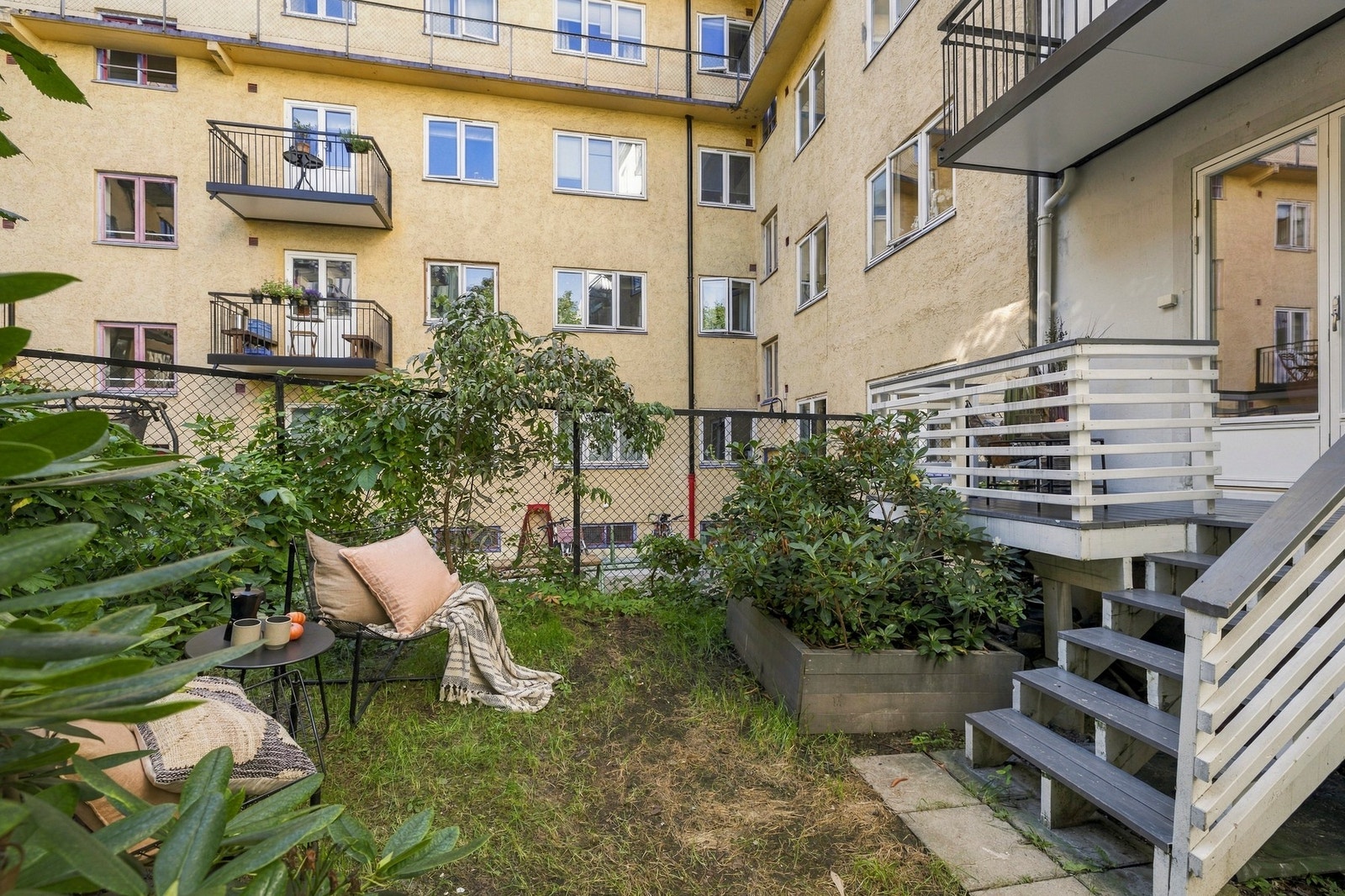 Fra terrassen er det videre adkomst til en grønn hageflekk som benyttes av boligen. Galleribilde