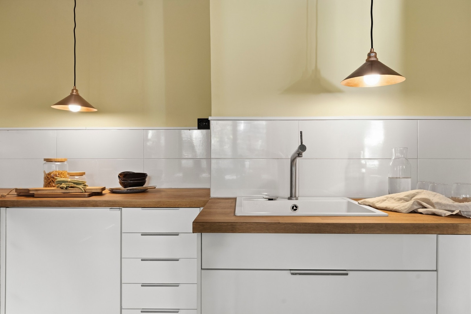 Kjøkkeninnredningen er fra IKEA og ble opprinnelig montert i 2009, med oppgraderinger i 2018/2020. Galleribilde