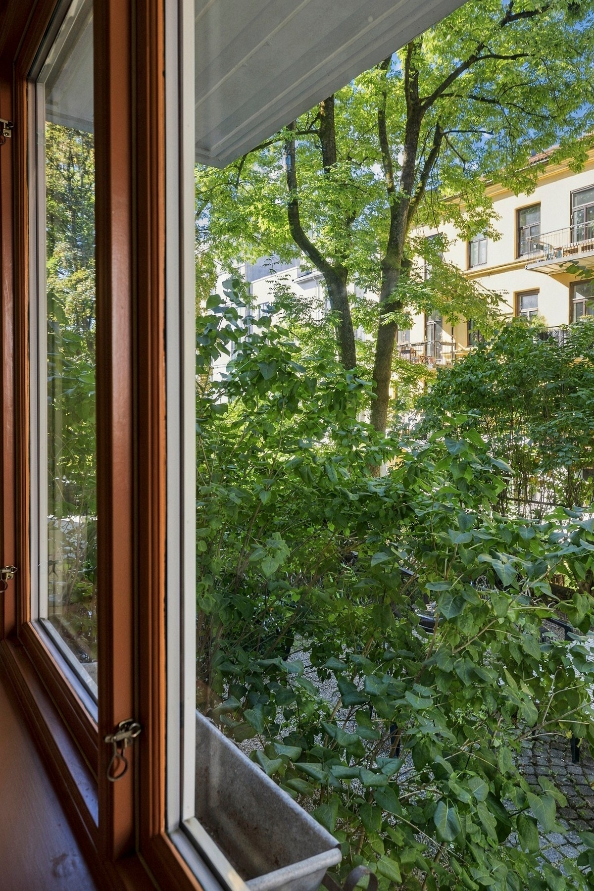 Soverom nummer to vender mot den skjermede bakgården og har et hyggelig, grønt utsyn. Galleribilde
