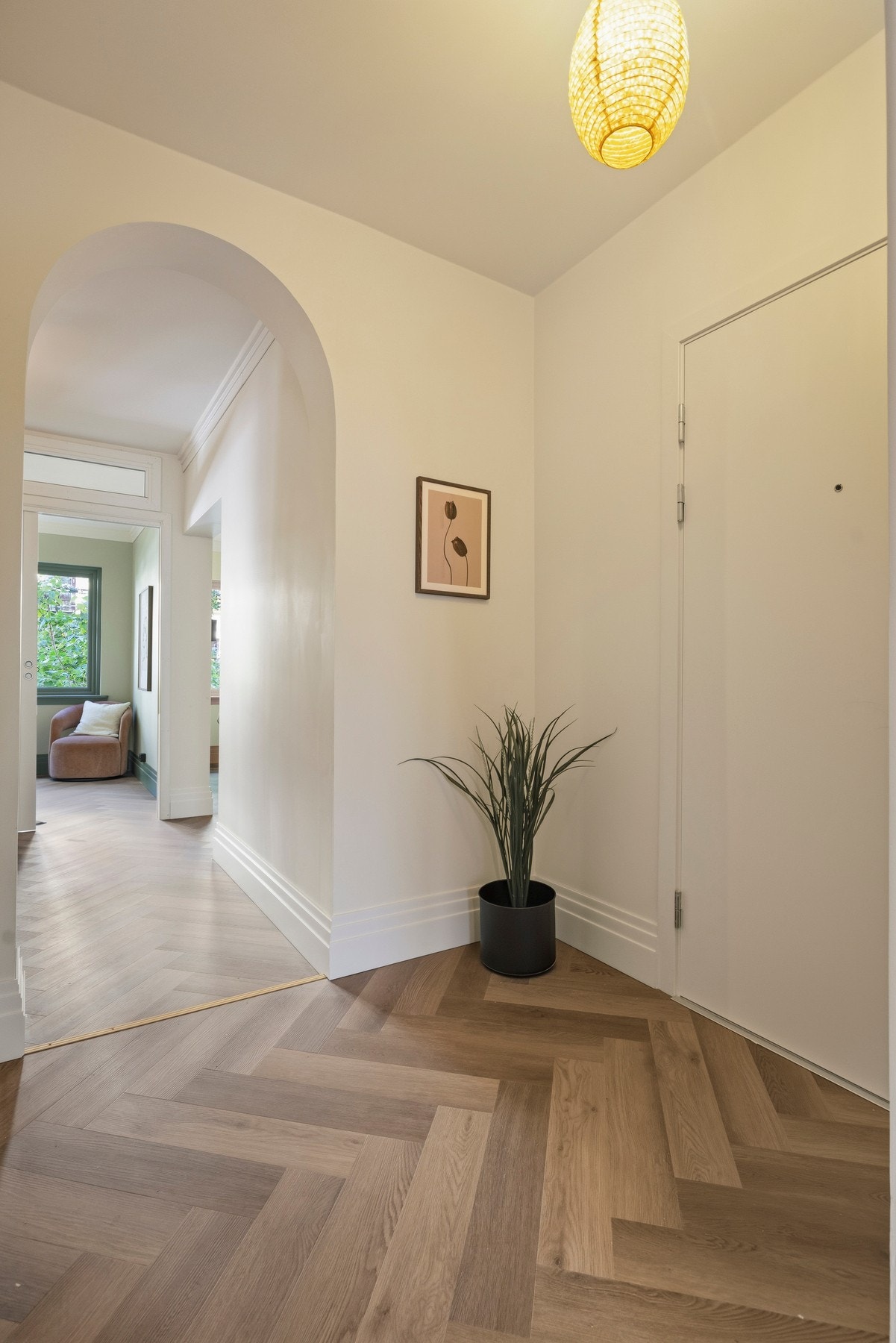Velkommen inn i en innbydende og romslig entré som gir et svært godt førsteinntrykk av boligen. Galleribilde