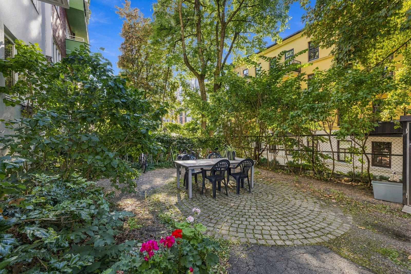 Her bor du tilbaketrukket og usjenert, samtidig som du har kort vei til et rikt utvalg av butikker, kaféer, restauranter, parker og servicetilbud. Galleribilde