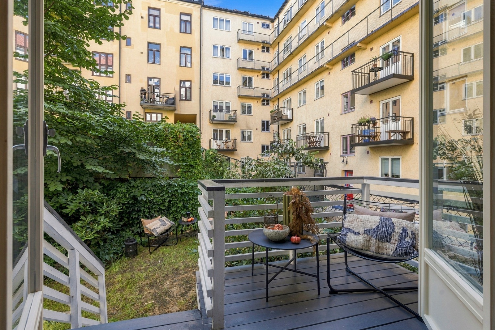 Terrassen vender skjermet mot den frodige bakgården og fungerer som en hyggelig forlengelse av stuen. Galleribilde